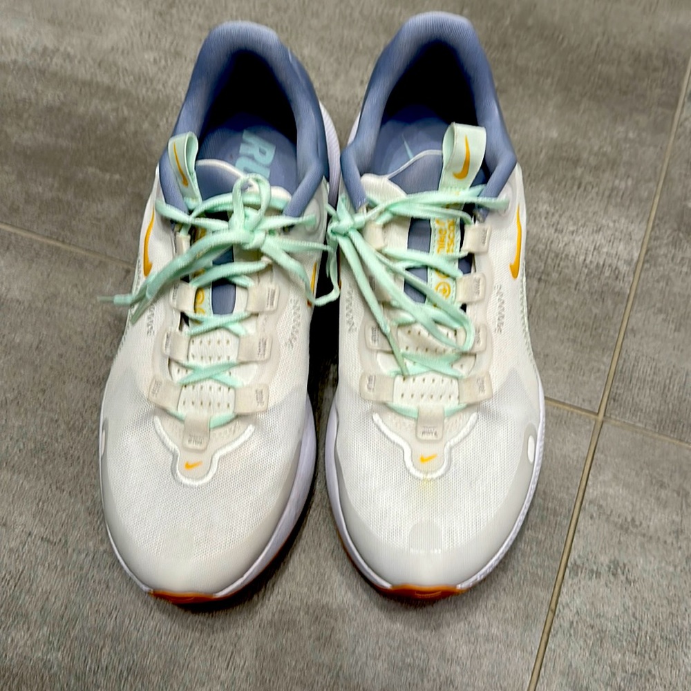 Nike React 9.5 running sneaker